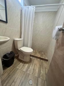 科韦尼亚斯Hotel Playarena的一间带卫生间和水槽的浴室