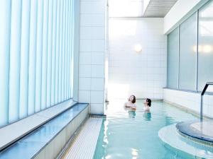 札幌札幌王子酒店的游泳池里的男人和孩子