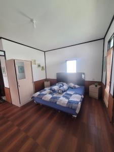 Derawan IslandsFisheries VIP的铺有木地板的客房内设有一间卧室和一张床。