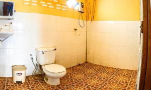 东德岛Don Det Sokxay and Mamapieng Budget Guesthouse的一间带卫生间和水槽的浴室