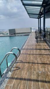 The Quartz 3 Bedroom Apartment with fully furnish and fully aircond, infinity pool, Corner lot with seaview and city view centre of malacca city内部或周边的泳池