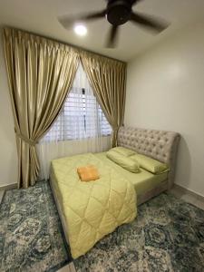 加影Homestay 3R2B Muci Residensi Zamrud, Kajang 2, Bandar Baru Bangi - non smoking homestay的一间卧室配有一张床和吊扇