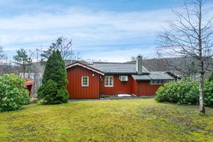 SkodjeFjord peace的前面有院子的红色房子