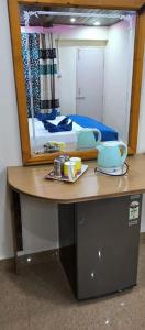 帕罗林ALEGRO HOLIDAY HOMES的一张带镜子的桌子和一张位于客房内的床