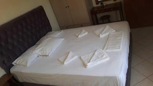 锡西佩拉公寓的白色的床和白色枕头