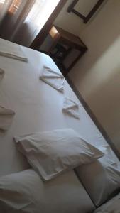 锡西佩拉公寓的一张带白色床单和枕头的床