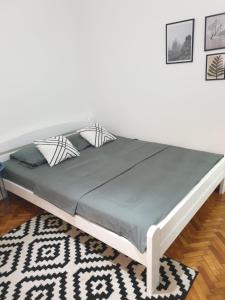 雅戈丁那Apartman Park Jagodina-studio u centru grada的一张大床,位于一个白色墙壁的房间