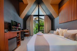 坎古Le Cielo Resort Umalas by Maviba的卧室配有一张白色大床和电视。