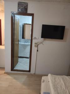 利夫诺Apartmani Konta的浴室设有镜子、水槽和镜子