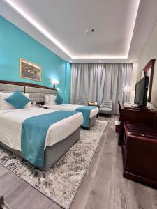 迪拜布尔迪拜豪生大酒店的酒店客房设有两张床和钢琴