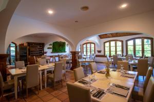 普拉多德尔雷Hotel del Carmen的餐厅设有桌椅和窗户。