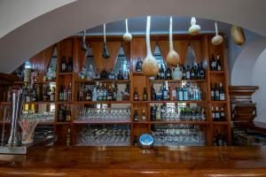 普拉多德尔雷Hotel del Carmen的酒吧里有很多瓶装酒精饮料