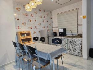 卢穆特Fukuda Minshuku Japanese style的厨房配有桌椅和冰箱。