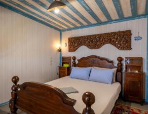 米蒂利尼Container Luxury House的一间卧室配有一张带木制床头板的床