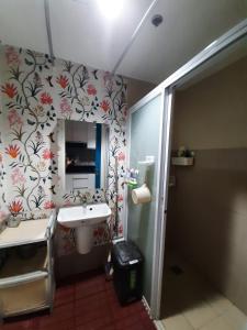 宿务1809 Sunvida Tower Condo across SM City Cebu的一间带水槽和镜子的浴室