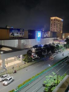 宿务1809 Sunvida Tower Condo across SM City Cebu的街道上汽车在夜间享有城市美景