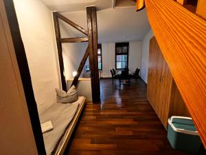 舍纳贝克Mitten im Herzen的客房设有双层床和走廊。