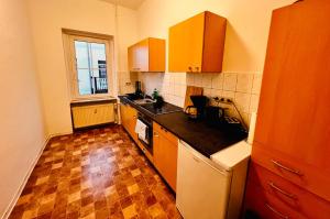 舍纳贝克Mitten im Herzen的厨房配有橙色橱柜和台面