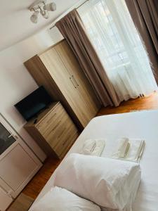 上维谢乌David Residence的卧室配有白色的床和窗户。