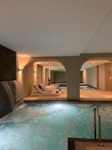 米蒂利尼Mythical Coast Wellness Retreat的酒店设有一个大型游泳池及瀑布