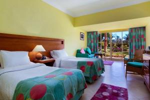 努韦巴TIME Coral Nuweiba Resort的酒店客房设有两张床和一个阳台。