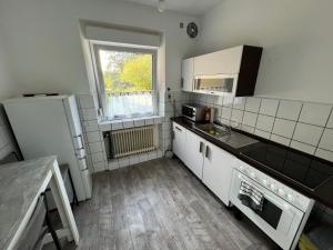 纽伦堡M & B Home 2的厨房配有白色家电和窗户