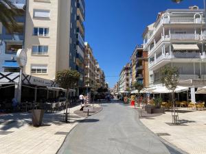 托雷德尔马尔Apartamento cerca de la playa, Torre Del Mar的城市中一条空荡荡的街道,有建筑