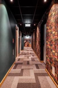 赫尔辛堡Dream - Luxury Hostel的墙上有彩色瓷砖的走廊