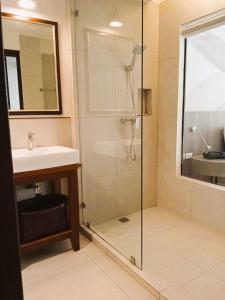穆克莱克查尔伊萨拉酒庄度假村的带淋浴和盥洗盆的浴室