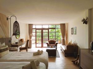 穆克莱克查尔伊萨拉酒庄度假村的一间卧室配有一张大床和一张桌子及椅子