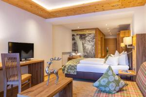 伊施格尔奥林匹亚酒店的配有一张床和一张书桌的酒店客房