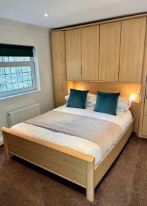 LaxeyThe Apartment, Bridge House的一间卧室配有一张带蓝色枕头的大床