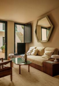 塞维利亚BOSCOS APARTMENTs的带沙发和镜子的客厅