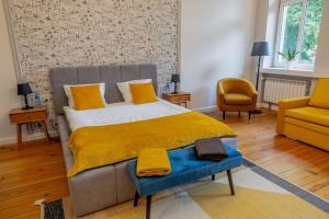 莱什诺Atelier Hostel的一间卧室配有一张黄色毯子床