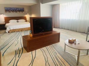 广州广州戴斯酒店的配有一张床和一台平面电视的酒店客房