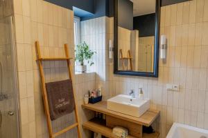 莱什诺Atelier Hostel的一间带水槽和镜子的浴室