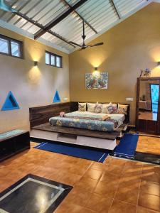 坎哈Surwahi Social Ecoestate Kanha的一间卧室配有一张蓝色垫子的大床