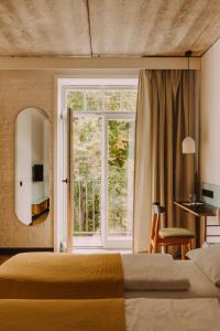 格丁尼亚Willa Wincent的一间卧室设有一张床和一个大窗户