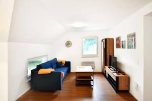 摩拉瓦托普利采Apartments Mak的客厅配有蓝色的沙发和桌子