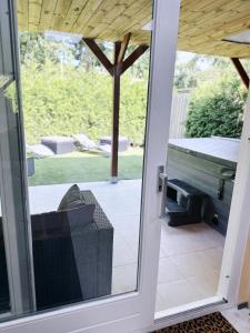 蒂尔WellnessStudioTiel的滑动玻璃门通往带烧烤架的庭院