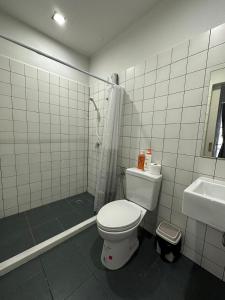 曼谷PIER 808 Hostel的浴室配有卫生间、淋浴和盥洗盆。