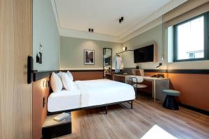 塞萨洛尼基Thirtynine Urban Stay的配有一张床和一张书桌的酒店客房