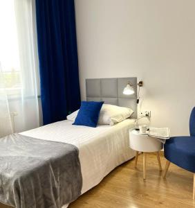 斯特雷库夫斯特里科维尔500号酒店的一间卧室配有一张床和一张蓝色椅子