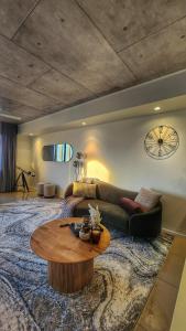 达尔文Penthouse-level Waterfront Apartment的客厅配有沙发和桌子