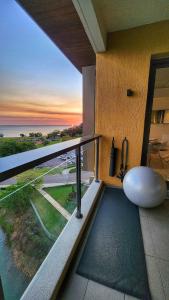 达尔文Penthouse-level Waterfront Apartment的日落时分享有海洋美景的阳台