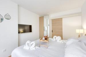 基扬古尔L'élégant T2 proche de Versailles et de Paris的一间卧室配有两张带白色床单的床