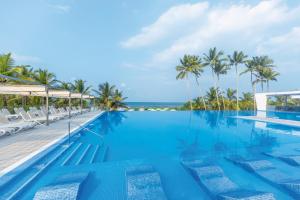 本托塔斯里兰卡RIU全包酒店的一座棕榈树和海洋游泳池