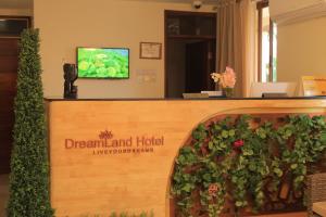 AruaDreamland Hotel的梦幻之地酒店绿树成荫的标志
