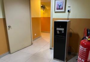 科塔达曼萨拉Sun Inns Hotel Kota Damansara Near Hospital Sungai Buloh的一间客房内配有小冰箱的房间