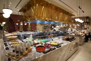 大邱英特博果行政酒店的一间大厨房,展示了许多食品